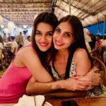 Kriti Sanon Instagram - Ayeshoe!!!!! Love you! 🤗🤗❤️❤️ shortest goa trip ever, but what fun! 😘 @ayeshoe #Goa