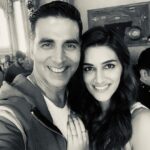 Kriti Sanon Instagram - Dilliwaalas with their gummy smiles!! 😜😄 It was such a pleasure working with you sir!! Thank you for being so amazing, so chilled, so funny and soooo punjabi! 🤗❤️ @akshaykumar your constant urge to add something new to the scenes to make it better is inspiring! 🙌🏻🤗