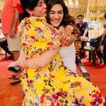 Kriti Sanon Instagram – Too much love today on set!!! Happyyy Happyyy anniversary Sajid sir and Bhabs!!! ❤️❤️🤗🤗 wish you both all the love — you guys are so so wonderful together.. keep the love growing😘 @wardakhannadiadwala