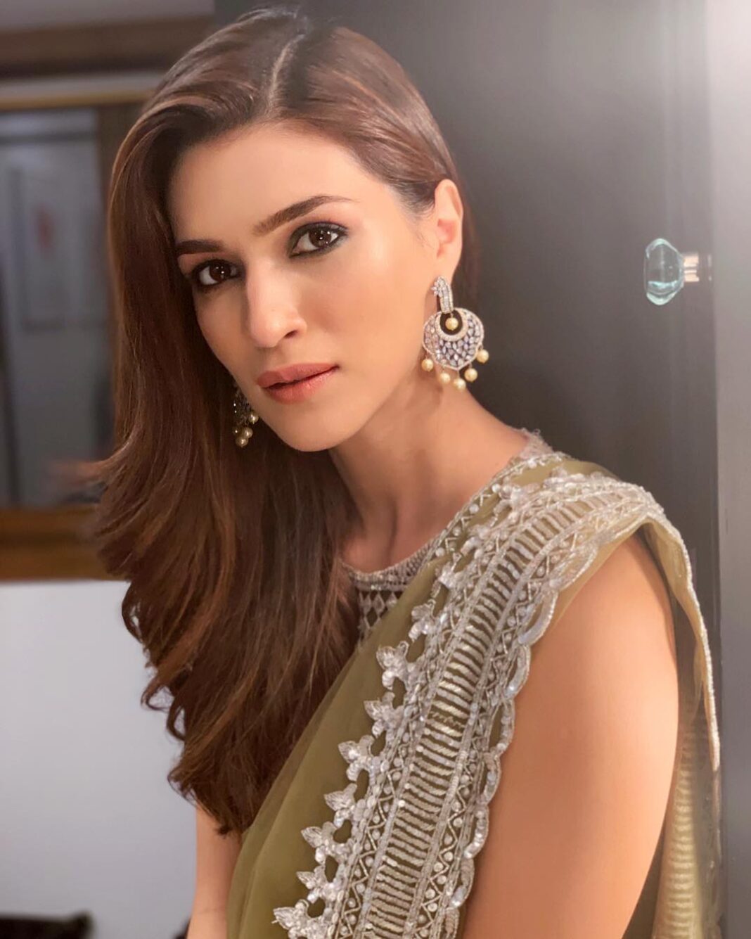 Kriti Sanon Instagram - Some closes are a must! 💚💚 Outfit @manishmalhotra05 Earrings: @Azotiique Ring, bracelet: @minawala_jewellers Styled by @sukritigrover Hair @aasifahmedofficial Make Up @vinod1405