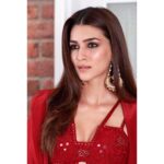 Kriti Sanon Instagram - ❤❤❤ in @arpitamehtaofficial Jewellery @amrapalijewels @aquamarine Styled by @sukritigrover @style.cell Hair @aasifahmedofficial Make Up @adrianjacobsofficial #sukritigroverforstylecell 📸@ranveer_dua