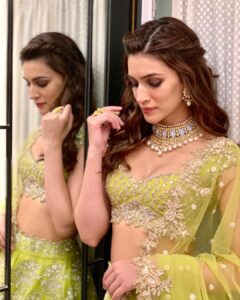 Kriti Sanon Instagram - Diwali celebrations begin!! ✨✨ Crushing on this fresh green tonal lehenga 💚💚💚 Outfit @anushreereddydesign Jewellery @satyanifinejewellery Ring @amrapalijewels Styled by @sukritigrover Hair by @aasifahmedofficial Makeup by @adrianjacobsofficial