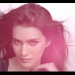 Kriti Sanon Instagram - Too glam to give a damn! 😉💃🏻 @facescanada #BeautifulBeginsWithYou