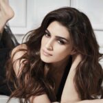 Kriti Sanon Instagram - Don’t let the fear of what could happen make nothing happen!! Follow you gut, your heart knows the way..run in that direction! Take chances, give it your best shot! Dream big, be stubborn enough to not give up! Express, let out your emotions! Speak your heart out..its important to say what you are feeling sometimes! Value yourself..and the people in your life who make an effort..Walk away from the ones who don’t !! Life’s too short to wake up with regrets.. so live it with all heart..don’t just go through it! 🌸🦋♥️