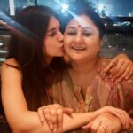 Kriti Sanon Instagram - Mommy’s bday celebrations!! Family dinner after so long! ❤️❤️💃🏻 @geeta_sanon @sanonrahul @nupursanon
