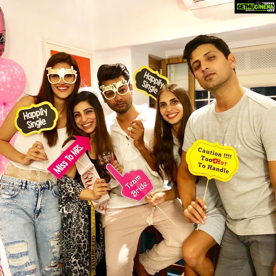 Kriti Sanon Instagram - Team Bride!! 👰🏻🍾 #SuksKiShaadi @sukritigrover @aasifahmedofficial @ayeshoe @adrianjacobsofficial
