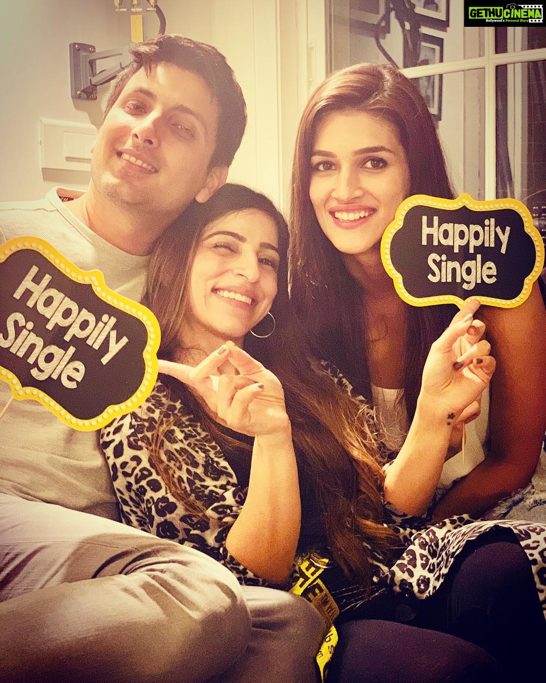 Kriti Sanon Instagram - 💖💖 #SuksKiShaadi Picture spree with my new #iphoneXsMax 💃🏻💃🏻 @adrianjacobsofficial @sukritigrover