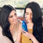 Kriti Sanon Instagram - Parachute girls!! 💆🏻‍♀️👭🥥🥥#ParachuteAdvansed @parachute_advansed @nupursanon