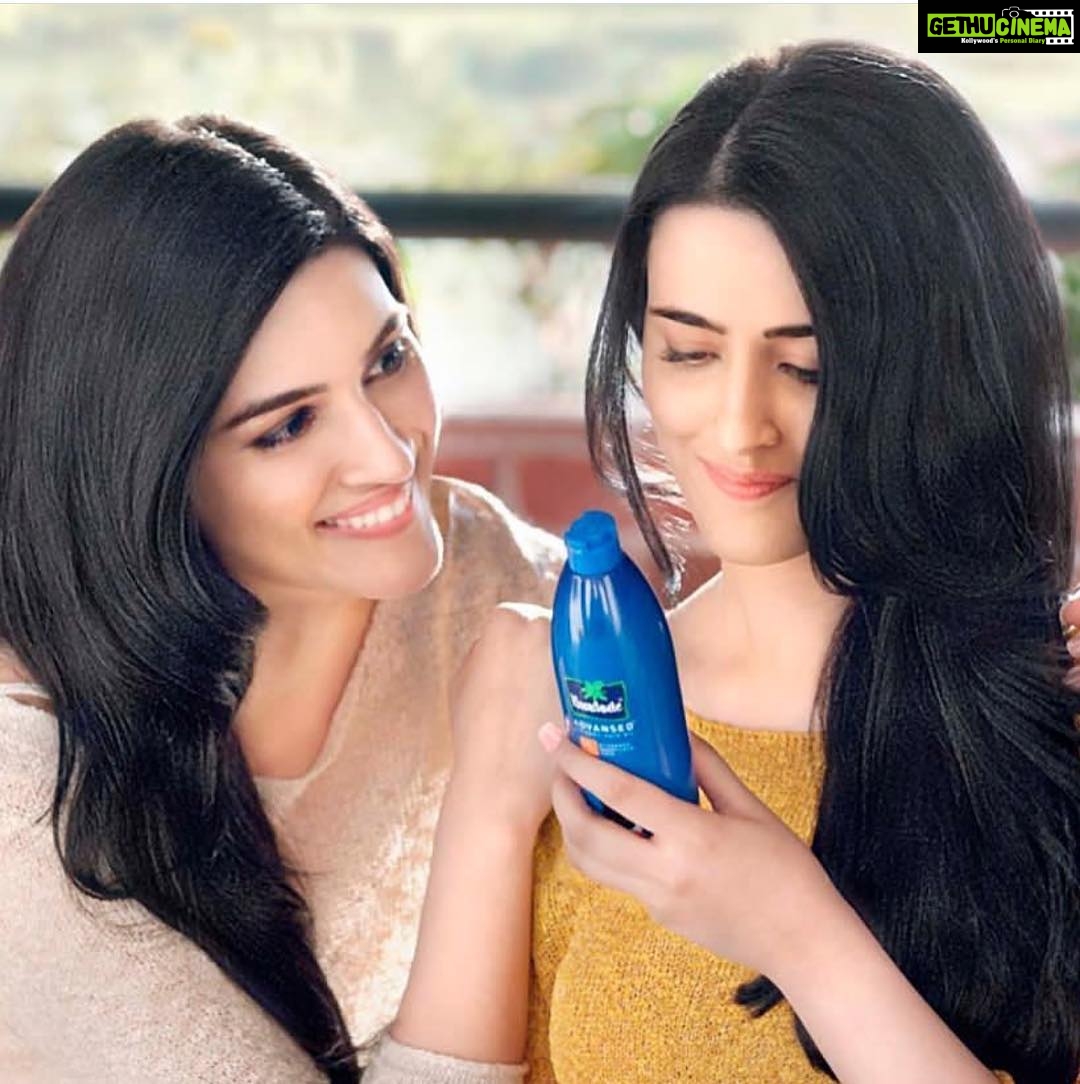 Kriti Sanon Instagram - Parachute girls!! 💆🏻♀️👭🥥🥥#ParachuteAdvansed @parachute_advansed @nupursanon