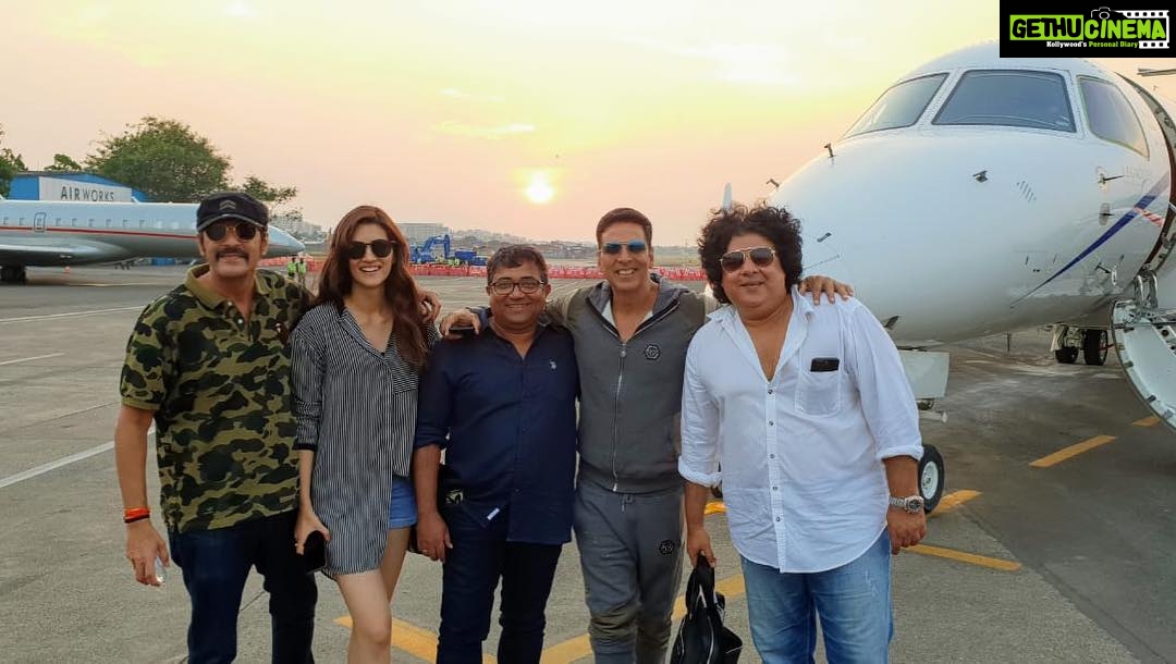 Kriti Sanon Instagram - Hello Mumbai!! ♥️♥️ so good to be back! #Houseful4 Schedule wrap! 💃🏻 @chunkypanday @akshaykumar @sudeepchatterjeedop #SajidKhan