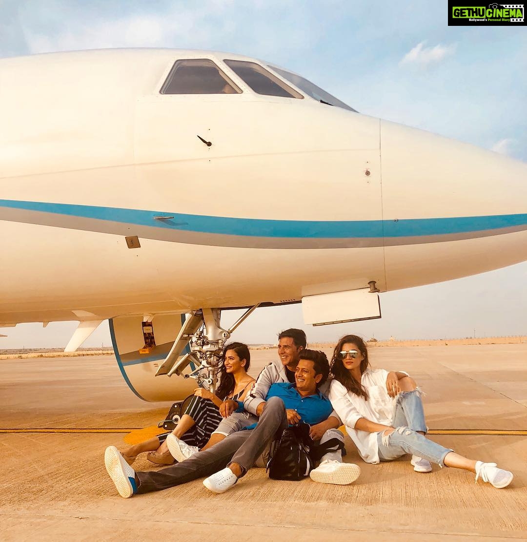 Kriti Sanon Instagram - #Houseful4 jaisalmer schedule wrap! 💙✈️ @akshaykumar @riteishd @kriti.kharbanda (P.S. thats the only pic i had🙈)