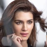 Kriti Sanon Instagram - I like my makeup to be on point – always in the #NoFlawZone! I love how skin like and blendable the Second Skin foundation by @facescanada is. ♥️Love it so much that I’d also like some of you to win this. So follow these simple steps and get a chance to make it yours! 1. Comment below with your favourite foundation hack 2. Follow @facescanada 3. Use the hashtag #NoFlawZone and #BeautifulBeginsWithYou 4. Tag at least 5 friends of yours, ask them to follow @facescanada and participate to get brownie points