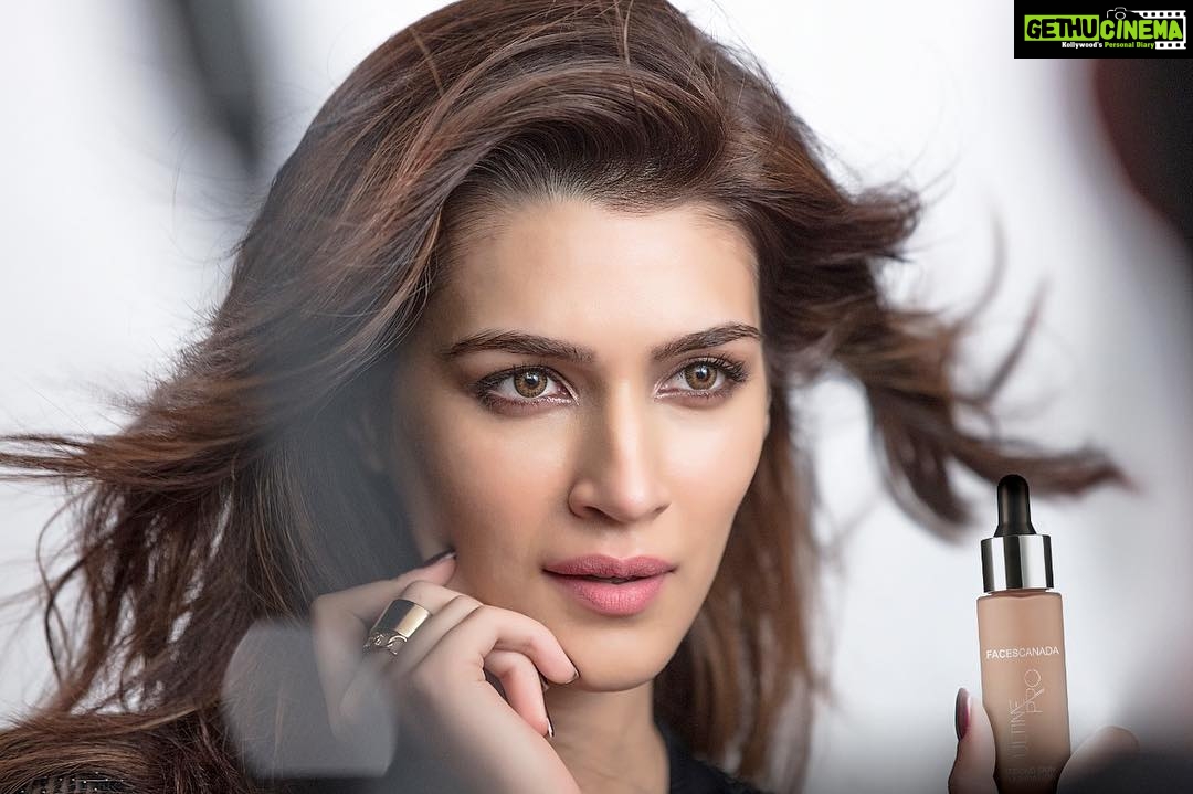 Kriti Sanon Instagram - I like my makeup to be on point – always in the #NoFlawZone! I love how skin like and blendable the Second Skin foundation by @facescanada is. ♥️Love it so much that I’d also like some of you to win this. So follow these simple steps and get a chance to make it yours! 1. Comment below with your favourite foundation hack 2. Follow @facescanada 3. Use the hashtag #NoFlawZone and #BeautifulBeginsWithYou 4. Tag at least 5 friends of yours, ask them to follow @facescanada and participate to get brownie points