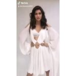Kriti Sanon Instagram - From one look to another 💁🏻‍♀ my second #tranformation video on Musical.ly @indiatiktok Lil bit of fun In between a shoot!