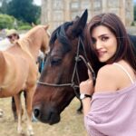 Kriti Sanon Instagram – Happiness on set!! Isn’t he gorgeous?♥️♥️🐎🐎 #horselover