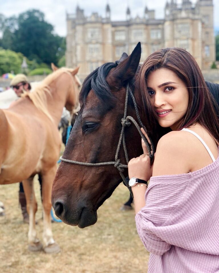 Kriti Sanon Instagram - Happiness on set!! Isn’t he gorgeous?♥️♥️🐎🐎 #horselover