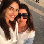 Kriti Sanon Instagram - So much fun shooting with the sweetest, warmest and definitely the funniest Farah ma’am.. ❤️❤️😘 see you in the next schedule @farahkhankunder 😘❤️❤️❤️ tightttt hug! #HF4