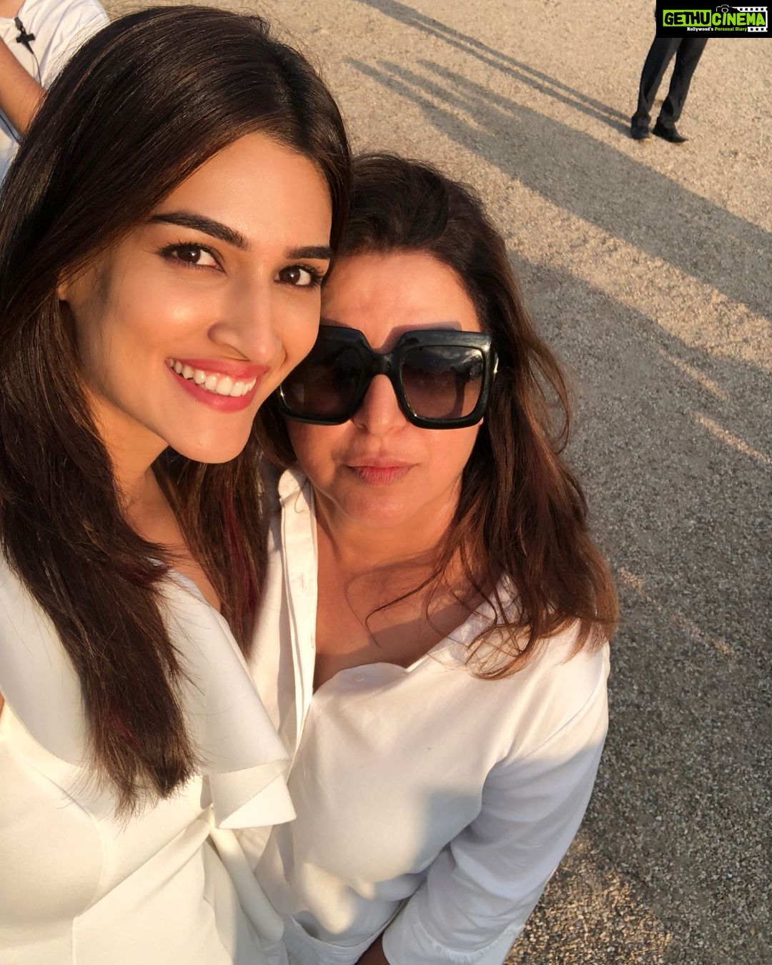 Kriti Sanon Instagram - So much fun shooting with the sweetest, warmest and definitely the funniest Farah ma’am.. ❤️❤️😘 see you in the next schedule @farahkhankunder 😘❤️❤️❤️ tightttt hug! #HF4