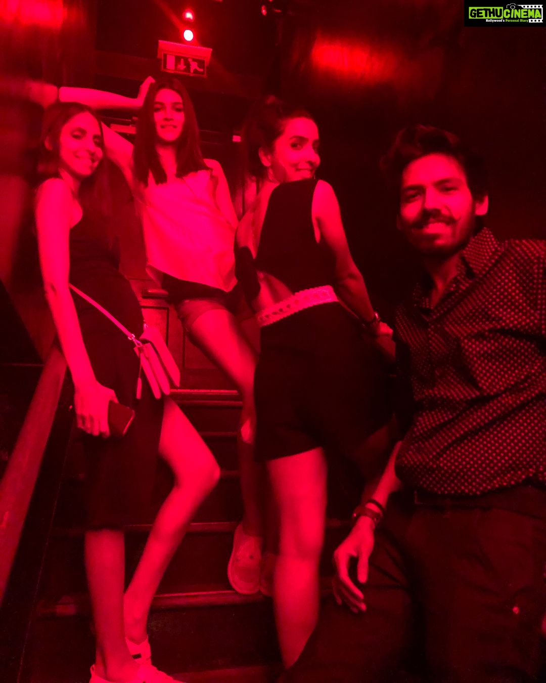 Kriti Sanon Instagram - Some of the mannnnnyyyy moments of last night with my favvv ppl! ♥️♥️♥️@pvijan @ayeshoe @kshitijm @adrianjacobsofficial @aasifahmedofficial ♥️♥️♥️♥️ #londondiaries