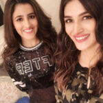 Kriti Sanon Instagram - There is always time for selfies!! ❤️❤️👭And then there is always time to favourite the ones we both like @nupursanon 🤣