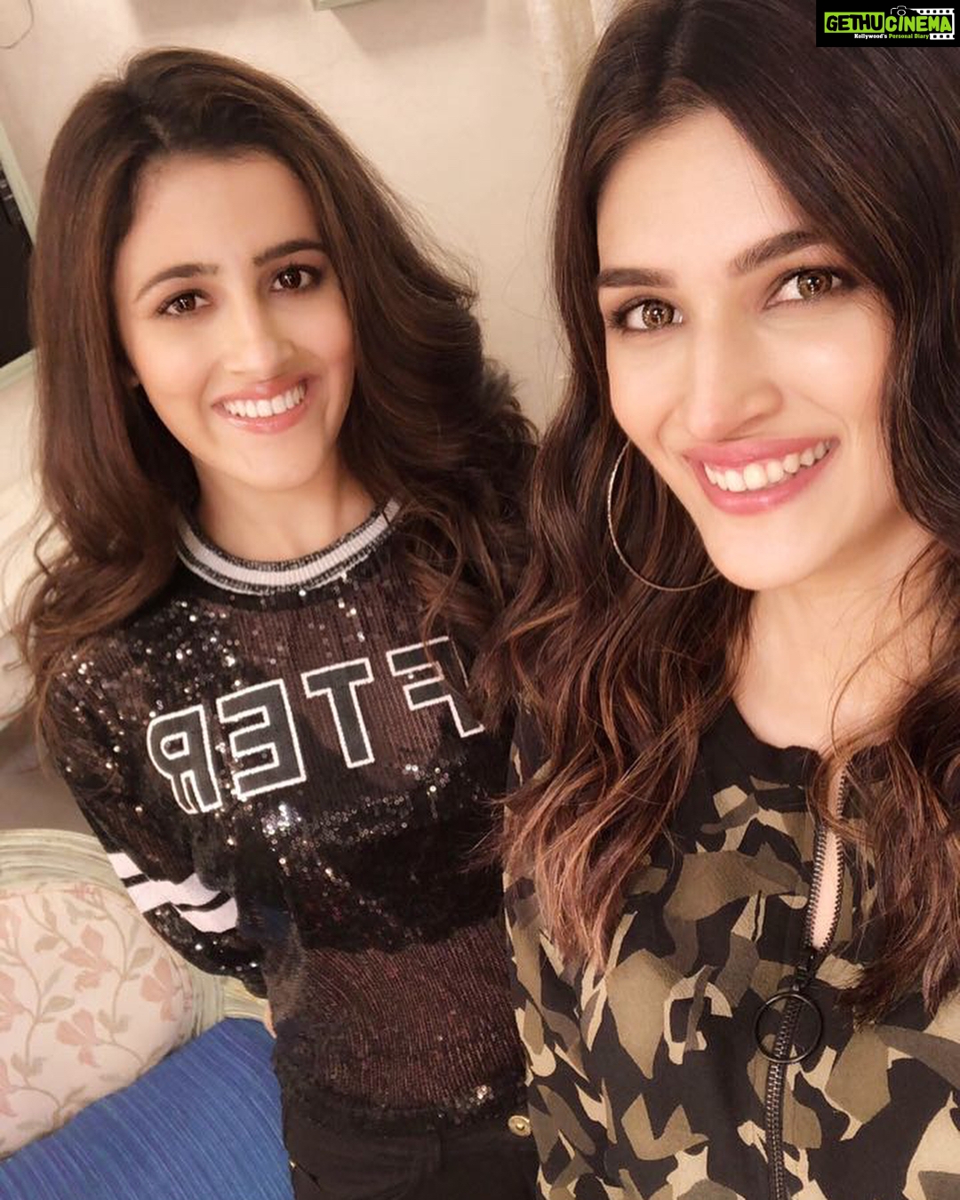 Kriti Sanon Instagram - There is always time for selfies!! ❤️❤️👭And then there is always time to favourite the ones we both like @nupursanon 🤣