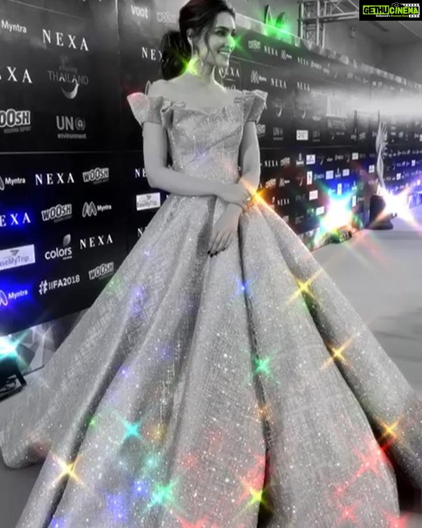 Kriti Sanon Instagram - Shimmering my way through the green carpet last night! @markbumgarner 💙💙