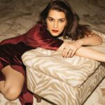 Kriti Sanon Instagram – Lazy Mondays can still be glamorous!! 💃🏻💄💋 for @facescanada #BeautifulBeginsWithYou