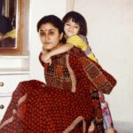 Kriti Sanon Instagram - Missing my “Aata-bori” days.. hehe.. Happy Mothers Day to the prettiest Mom ever!!! ❤️❤️❤️ love you so so much mumma!! 😘 All i wanna see is a big smile on your face!!🤗 @geeta_sanon