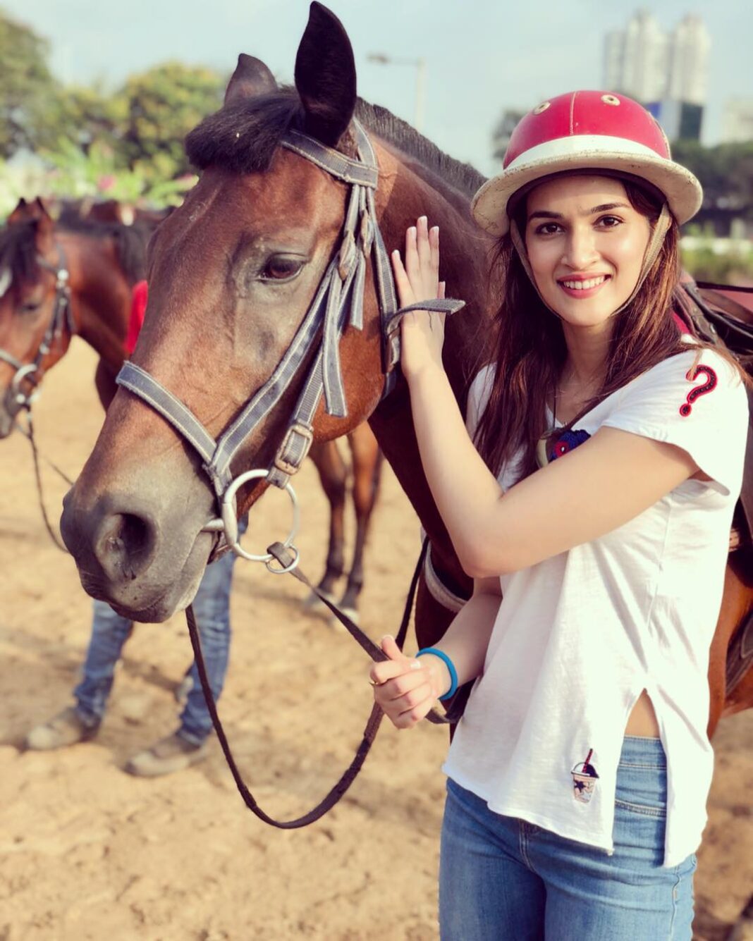 Kriti Sanon Instagram - So good to be back with this beauty! 🏇🏇 Horse riding sessions start again with Suresh Sir & @amateurridersclub .. this time for #Panipat