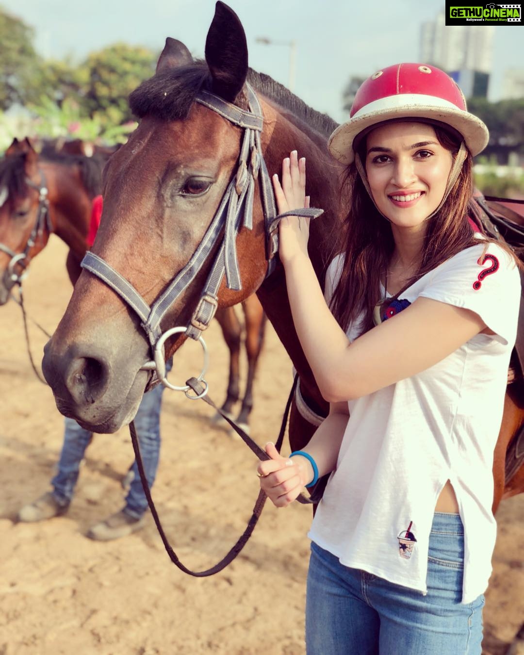 Kriti Sanon Instagram - So good to be back with this beauty! 🏇🏇 Horse riding sessions start again with Suresh Sir & @amateurridersclub .. this time for #Panipat