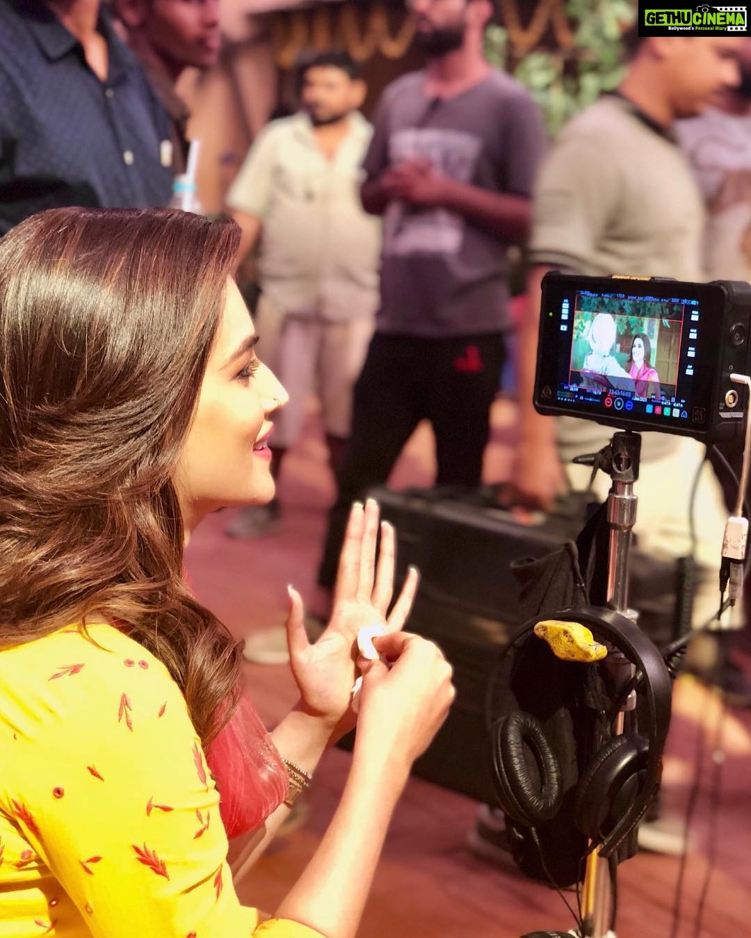 Kriti Sanon Instagram - On the sets of #ArjunPatiala !! 🎬 P.S. I’m smiling at the scene (not myself🙈) @maddockfilmsofficial