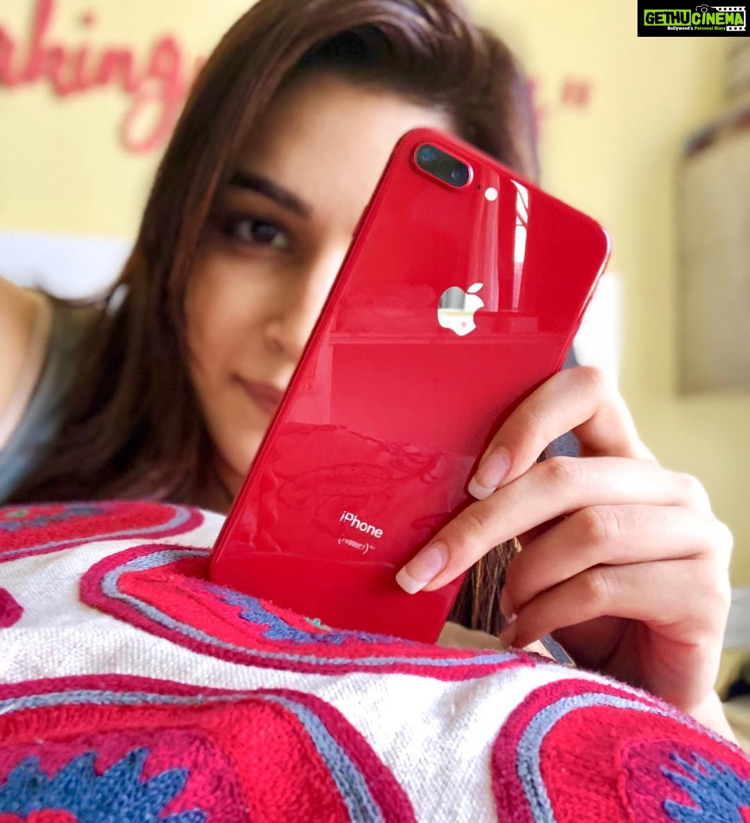Kriti Sanon Instagram - Thrilled to go Red specially cos its for a good cause!!🎈🎈💃🏻 Get the gorgeous #REDiphone8Plus and contribute your bit towards an AIDS free generation!