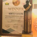 Kriti Sanon Instagram - Gratitude 🙏🏻 ❤️ thank you for the love and recognition Dadasaheb Phalke Excellence Awards and @smilefoundationindia 💃🏻 #BareillyKiBarfi