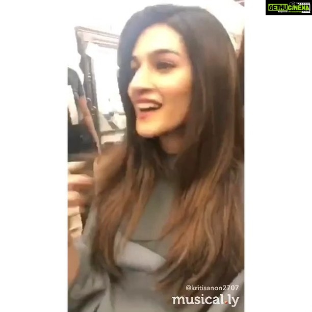 Kriti Sanon Instagram - Throwback to when I got my tresses cut short 💇🏻♀️💃🏻!! My first #Transition try on musical.ly app! @musical.lyindiaofficial