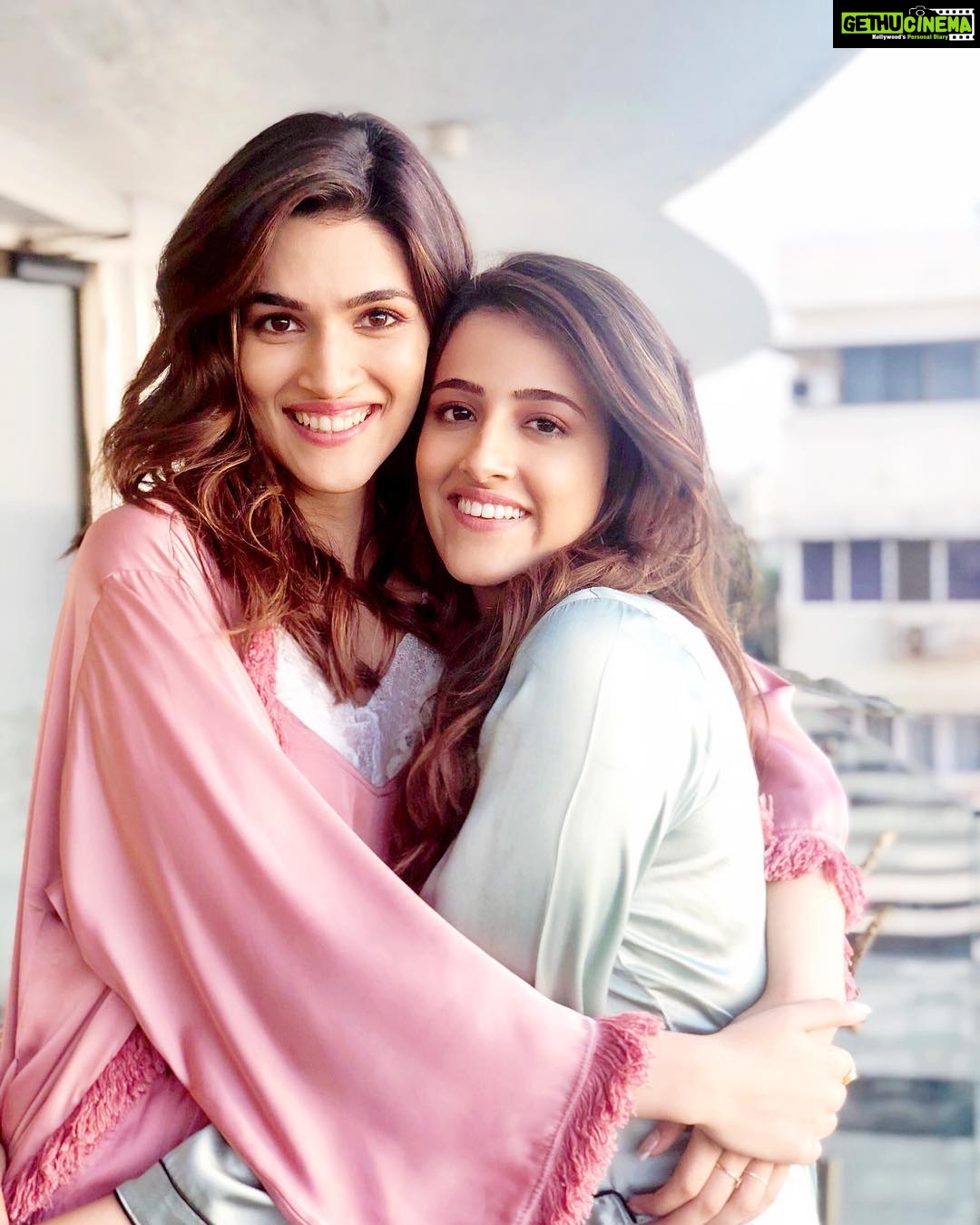 Kriti Sanon Instagram - Love you to the moon and back!! 💖💖 @nupursanon #internationalsiblingsday 👯♀️👭
