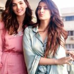 Kriti Sanon Instagram - Shot with this one for the 1st time! For Inside Access with @missmalini 💞💞 so much fun!! 👯‍♀️ @nupursanon Hair by @aasifahmedofficial Makeup by @adrianjacobsofficial Styled by @alliaalrufai