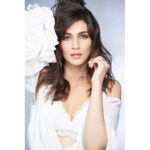 Kriti Sanon Instagram - 📷 by @avigowariker Styled by @sukritigrover Hair by Gauhar Makeup by @13kavitadas