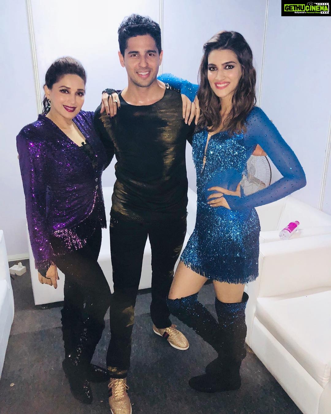 Kriti Sanon Instagram - ‘Dil Toh Pagal Hai’ moment with @s1dofficial and none other than @madhuridixitnene ma’am 🙌🏻💙☺️