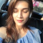 Kriti Sanon Instagram - Addicted to my #Airpods !! Music/Audio book in my Airpods and some sunlight makes me smile while i’m stuck in traffic! #nofiltersneeded