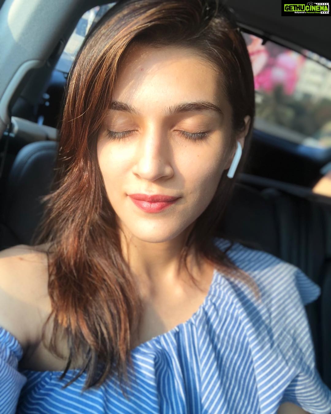 Kriti Sanon Instagram - Addicted to my #Airpods !! Music/Audio book in my Airpods and some sunlight makes me smile while i’m stuck in traffic! #nofiltersneeded