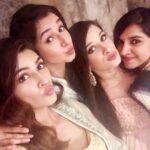 Kriti Sanon Instagram - Some pouts, some smiles and lots of hugs and warmth.. ♥️college time catching up at #mereyaarkishaadi 💃🏻💃🏻 !! @ayushi.tayal @kriti_baveja @rashiejain 💜♥️💜♥️