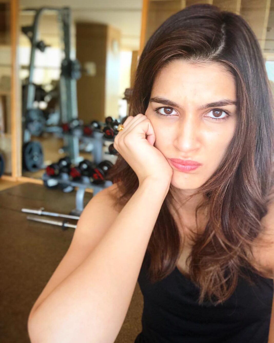 Kriti Sanon Instagram - When u dont wanna workout but you think you should! 😂 #GrumpyMe #SundayGymfie