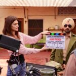 Kriti Sanon Instagram - No shoot for me on Day1 of #ArjunPatiala !! So what.. they had a new AD on set! 😎😜💃🏻 Actor on mark 👌🏻@diljitdosanjh “Scene 7, Shot 9, Take 1” 🎬 *clap* @maddockfilmsofficial @rohitjugraj