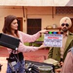 Kriti Sanon Instagram – No shoot for me on Day1 of #ArjunPatiala !! So what.. they had a new AD on set! 😎😜💃🏻 Actor on mark 👌🏻@diljitdosanjh “Scene 7, Shot 9, Take 1” 🎬 *clap* 
@maddockfilmsofficial @rohitjugraj