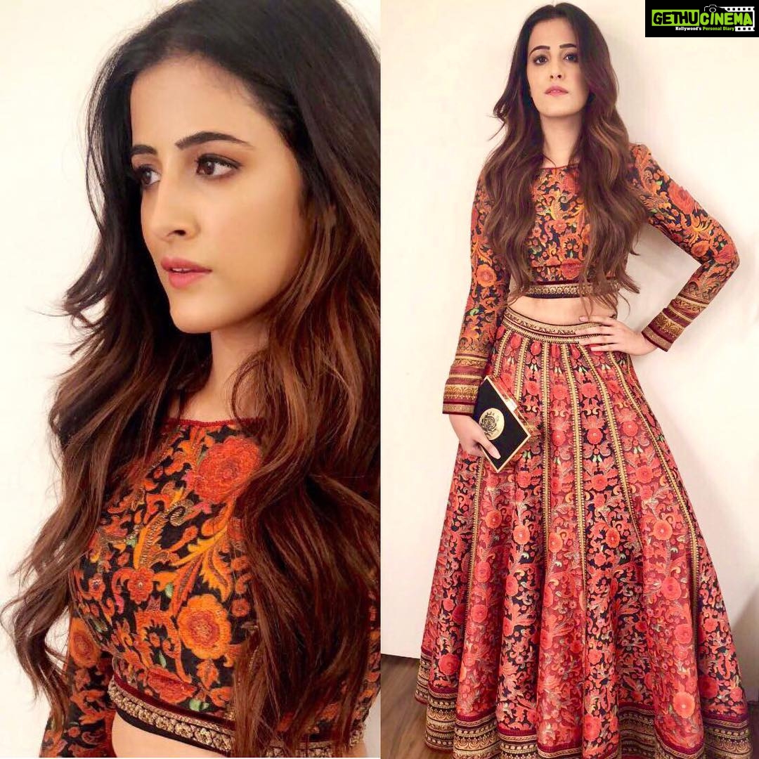Kriti Sanon Instagram - And my all grown-up but still a baby sis in @taruntahiliani as well!! 🔥💥@nupursanon *whistle*