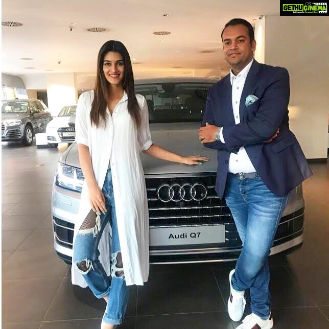 Kriti Sanon Instagram - Loving my brand new #AudiQ7 !! 💜💙 who’s up for a drive? 😉 @audiin @rahilansariaudiindia #GreatnessStarts #quattro