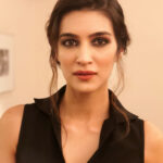 Kriti Sanon Instagram - Textured messy bun with black smokey eyes! One of my fav looks.. 🖤🖤 hair by @aasifahmedofficial , makeup by @adrianjacobsofficial , styled by @sukritigrover