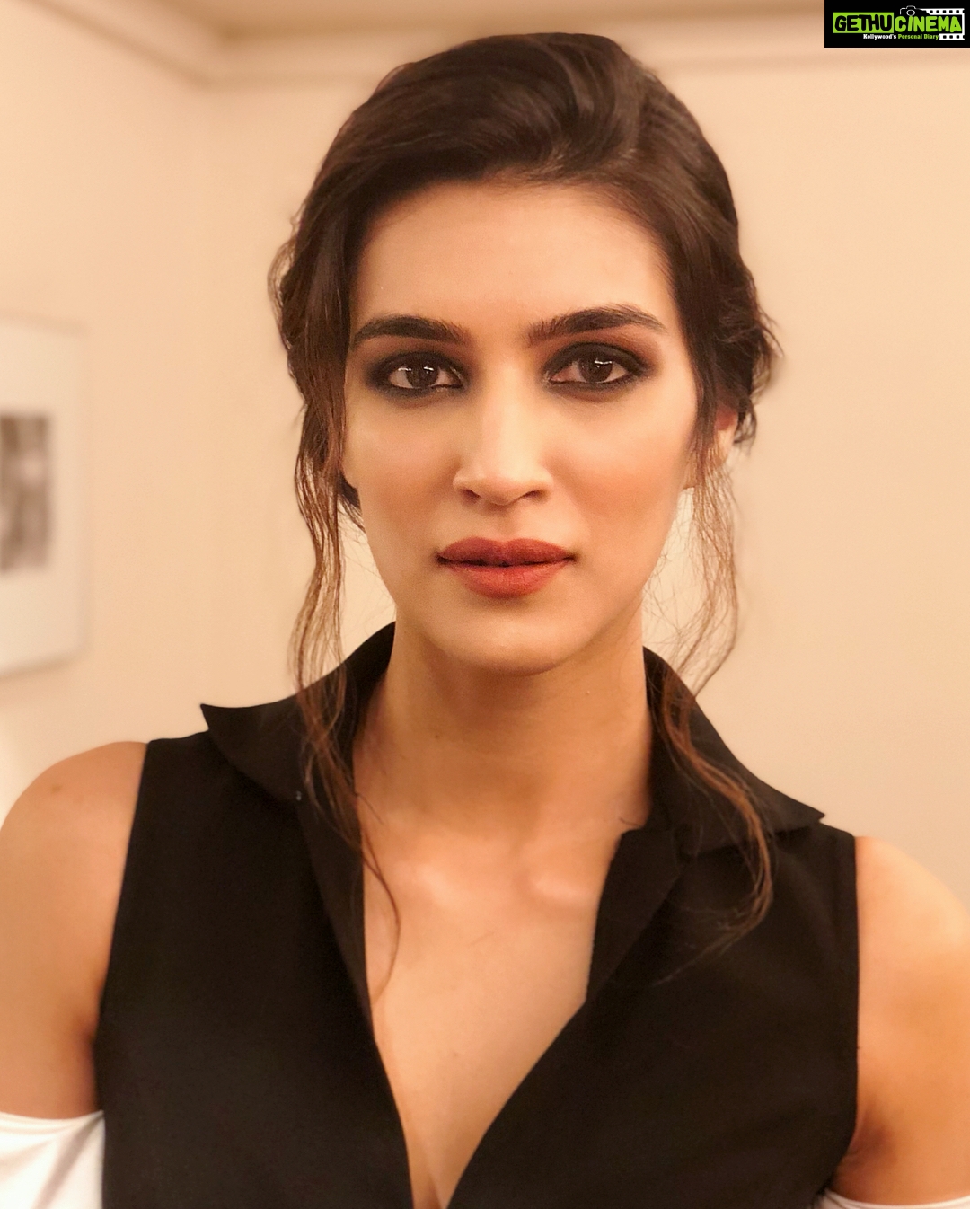 Kriti Sanon Instagram - Textured messy bun with black smokey eyes! One of my fav looks.. 🖤🖤 hair by @aasifahmedofficial , makeup by @adrianjacobsofficial , styled by @sukritigrover