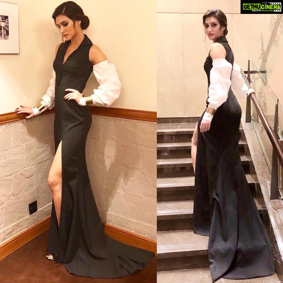 Kriti Sanon Instagram - Monochromatic last night in Delhi in this stunning @nikhilthampi outfit 🖤 styled by @sukritigrover , makeup by @adrianjacobsofficial and hair by @aasifahmedofficial 💃🏻