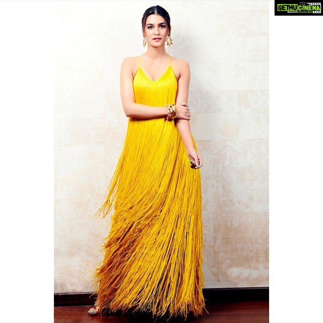 Kriti Sanon Instagram - Feeling Fringetastic in my perfect sunshine yellow outfit last night for HT Style Awards 💛💛💛 Outfit @demebygabriella Jewellery @minerali_store Hand stack @valliyan Makeup by @13kavitadas Hair by @aasifahmedofficial Styled by @sukritigrover 📷 by @ganeshpatil13